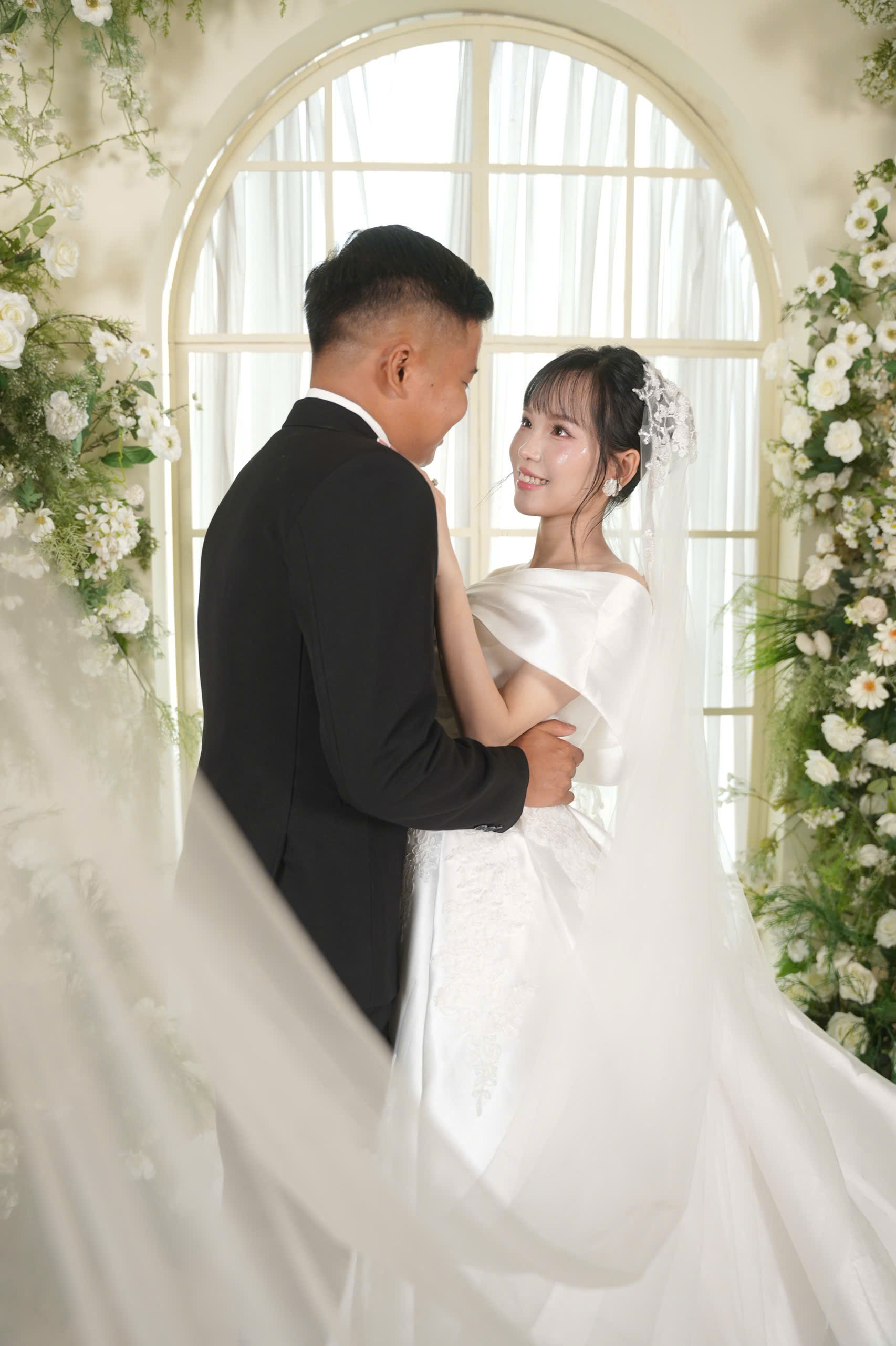 Thế Lâm và Hương Lan bên khung cửa hoa trắng