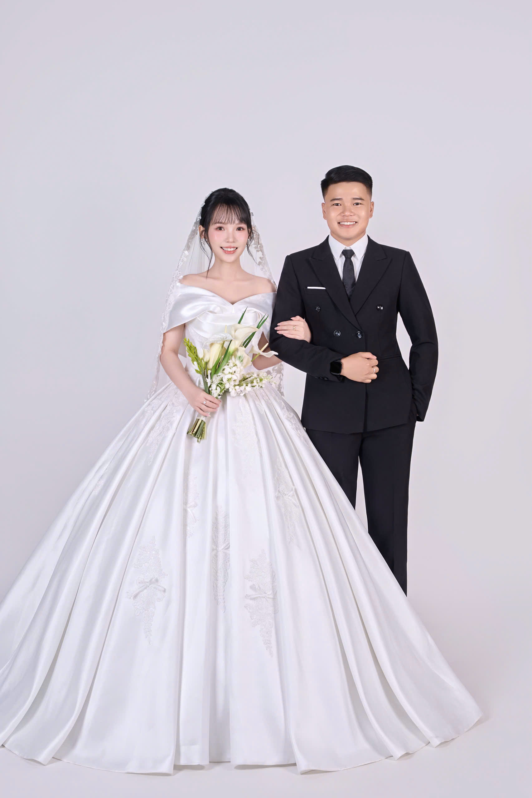 Thế Lâm và Hương Lan trong lễ phục cưới