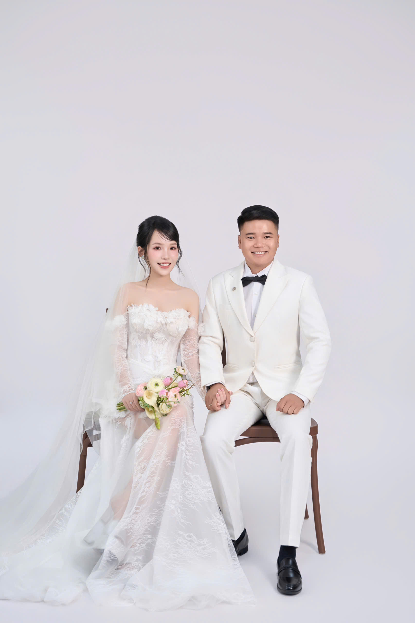 Thế Lâm và Hương Lan trong trang phục cưới trắng